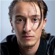 Soy actor con más de 10 años de experiencia en el medio. Te ayudo a preparar tus castings y adentrarte en el mundo del espectáculo